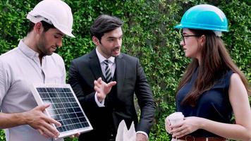 três engenheiros trabalhando procurando novo projeto com parceria sobre projeto de painel solar juntos video