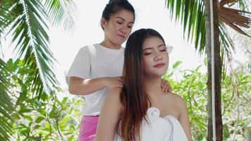 relaxe a mulher recebendo spa de massagem no pescoço, desfrutando de tratamentos relaxantes video
