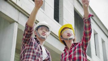 engenheiros discutindo juntos. conceito de trabalho em equipe e liderança. video