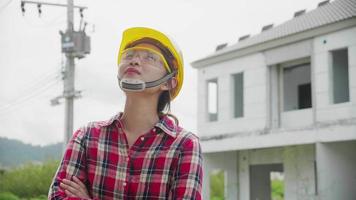 portret van vrouwelijke fabrieksarbeider op bouwplaats video