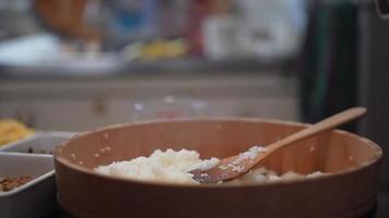 une femme qui refroidit du riz vinaigré video