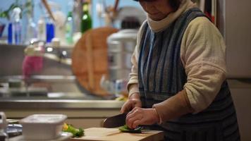 mujer cocinando en casa video