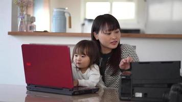 ouders en kinderen om foto's af te drukken video