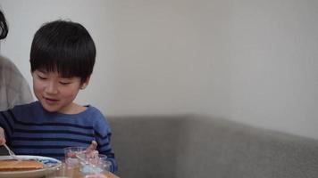 Eltern und Kinder genießen Graffiti-Reiscracker video