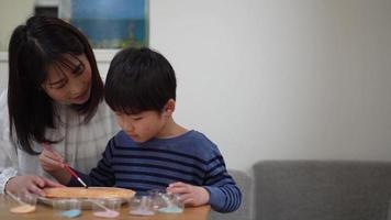 pais e filhos desfrutando de bolachas de arroz graffiti video
