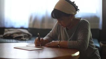 mujer escribiendo una carta video