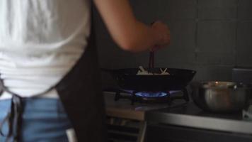 mujer cocinando en casa video