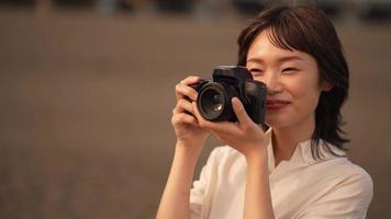 mujer tomando una foto video