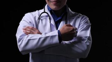 médico vestindo uniforme de laboratório do hospital. video