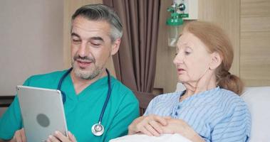 médico de medicina interna visitando paciente anciana y diagnóstico. video