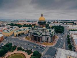 paisaje urbano con cielo nublado. catedral de san isaac en la mañana. vista desde el techo. museo de petersburgo. aleksandrovskiy jardín y admiralteystvo foto