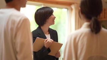 Female employee who guides the property video