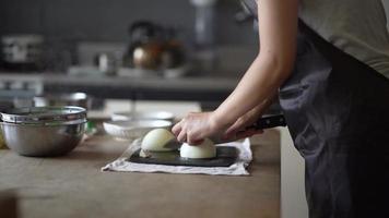 mains d'une femme pour cuisiner video