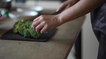 handen van een vrouw om te koken video