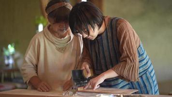 mujer haciendo fideos de trigo sarraceno video