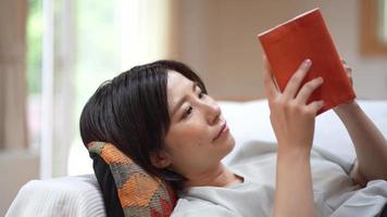 Frau liest zu Hause video