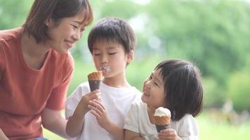 padres e hijos comiendo crema suave. video