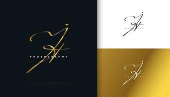 Diseño del logotipo de la firma inicial jt con un estilo de escritura dorado elegante y minimalista. diseño inicial del logotipo j y t para bodas, moda, joyería, boutique e identidad de marca comercial vector