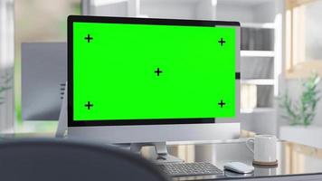 mockup di computer sulla scrivania in ufficio progettato in modo minimo. messa a fuoco selettiva sullo schermo. può essere utilizzato nell'istruzione e negli affari. schermo verde per banner e logo. animazione, rendering 3d. video