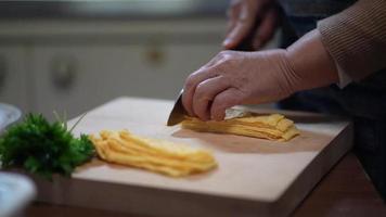 mujer cocinando en casa video