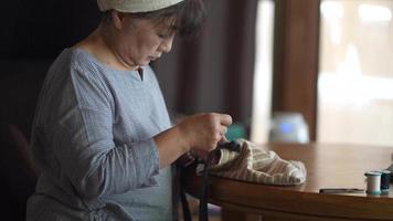 femme fabriquant un sac à la main video