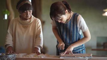 femme faisant des nouilles de sarrasin