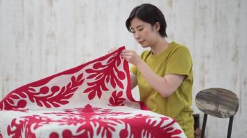 A woman making a Hawaiian quilt video