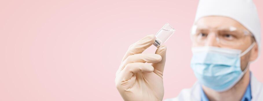 médico sosteniendo una viola con vacuna contra el virus de la corona. foto