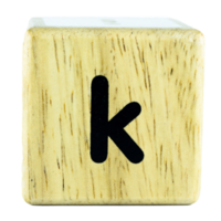 k lettres de texte écrites sur des cubes en bois png