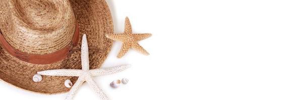 concepto náutico con hoja de palma, sombrero de playa, estrella de mar y piña. foto