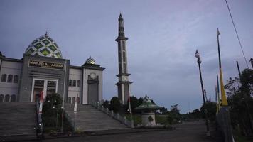 un edificio de mezquita grande y majestuoso video