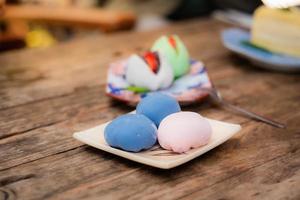 daifuku mochi es un dulce japonés que consiste en pequeños mochi redondos, a menudo rellenos con pasta dulce de frijoles rojos. el más común es el mochi blanco, verde pálido o rosa claro relleno de fresa. foto