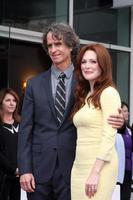 los angeles, 3 de octubre - jay roach, julianne moore en la ceremonia del paseo de la fama de hollywood para julianne moore en el hotel w hollywood el 3 de octubre de 2013 en los angeles, ca foto