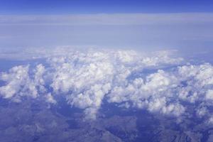 nubes y montañas, vista desde un avión foto