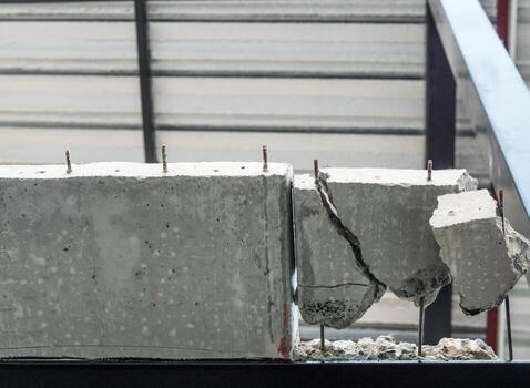 lámina de cemento rota. foto