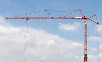 grúa alta roja con el trabajador. foto