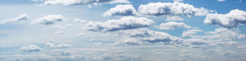 cielo panorámico con nubes en un día soleado. foto