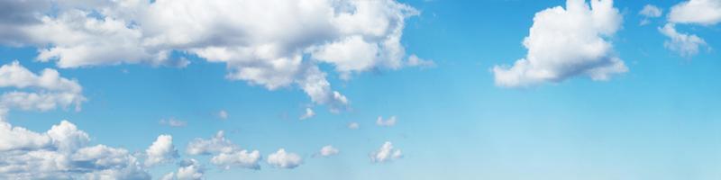 cielo panorámico con nubes en un día soleado. foto