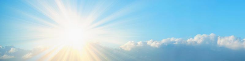 cielo azul durante un día soleado con luz solar. foto