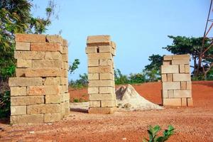 bloques de construcción en un sitio de mampostería. materiales de construcción foto