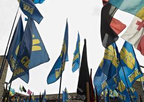 diferentes banderas en ucrania foto