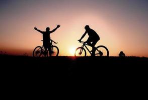 hombre montando en bicicleta de montaña ideas de aventura y viaje foto