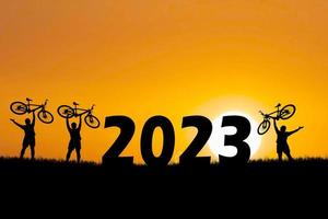 turistas aventureros en bicicleta que llevan bicicletas sobre obstáculos. feliz año nuevo 2023 foto