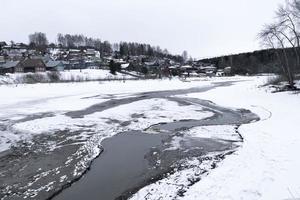 río congelado, lugares descongelados, hermoso paisaje foto