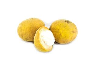 Santol fruta fresca aislado sobre fondo blanco. foto