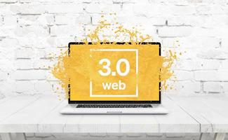 portátil en la mesa de la que sale el líquido amarillo como concepto web 3.0 foto