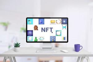 pantalla de computadora en el escritorio con concepto de arte nft. concepto de composición de fichas no fungibles foto