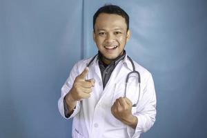 un retrato de un médico masculino asiático de éxito entusiasta. foto