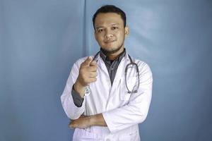 un retrato de un médico masculino asiático de éxito entusiasta. foto