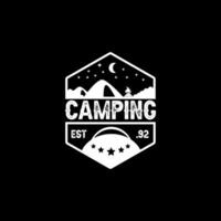 logo clásico de camping en la noche vector